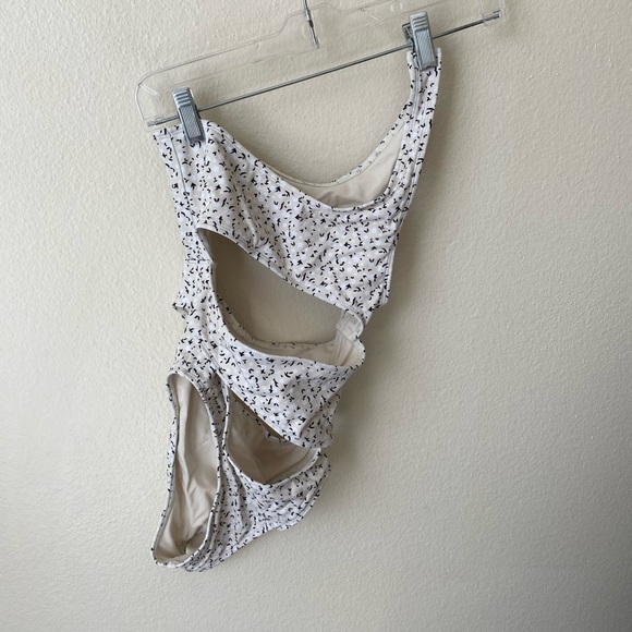 Jack’s Swimwear Women’s Floral Cutout One Piece Swimsuit Cream Size L Vacation - Picture 3 of 7